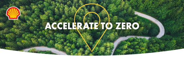 Ein grüner Wald mit dem Shell Accelerate to Zero Logo