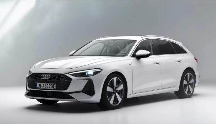 Der Audi A5 Avant e-hybrid in Arkonaweiß vor einem puristisch weißem Hintergrund. Zu sehen sind die Fahrzeugfront und die Fahrerseite.