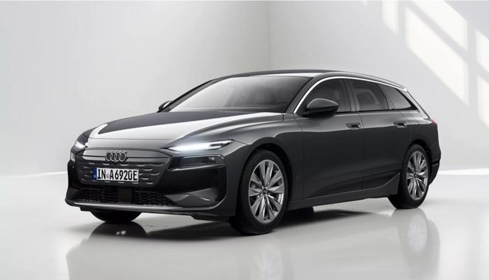 Der Audi A6 Avant e-tron in Magnetgrau vor weißem Hintergrund. Die Kameraperspektive zeigt Fahrzeugfront und Fahrerseite.