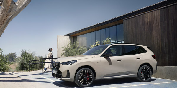 BMW Elektromodelle, BMW i5 eDrive40 Touring lädt an einer Ladesäule