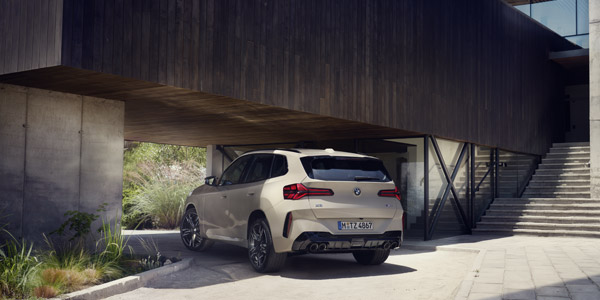 BMW Räder & Reifen-Service, Werkstatt-Mitarbeiter poliert Felgen eines BMW Reifens