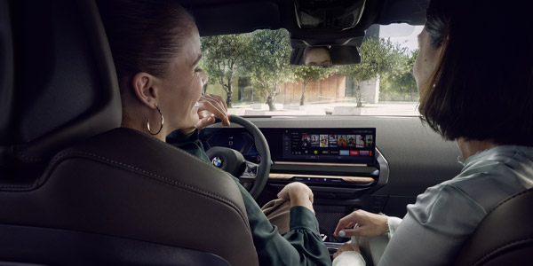 BMW Wartung & Reparatur, BMW Service Mitarbeiterin inspiziert Fahrzeug im Zuge einer Inspektion