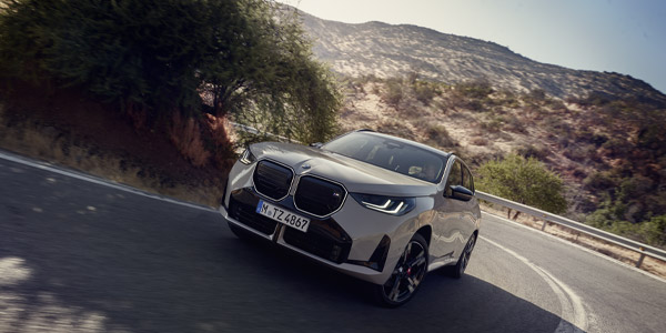 BMW Wartung & Reparatur, BMW Service Mitarbeiterin inspiziert Fahrzeug im Zuge einer Inspektion