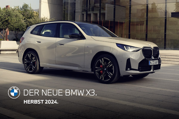 BMW Elektromodelle, BMW i5 Touring und BMW i5 Limousine nebeneinander geparkt
