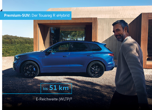Der Touareg R eHybrid parkt vor einem stylishen Wohnhaus