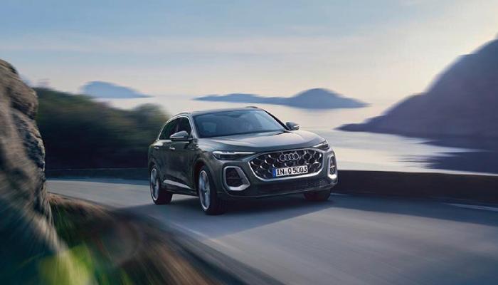 Der neue Audi Q5 SUV unterwegs auf einer Küstenstraße.