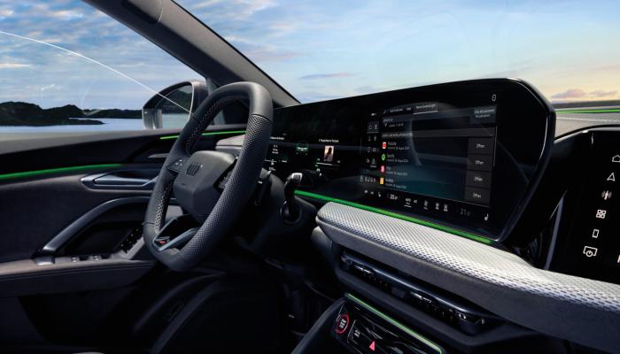Cockpit des neuen Audi Q5 SUV mit Sportlederlenkrad, Panorama-Display und edler Dekoreinlage.