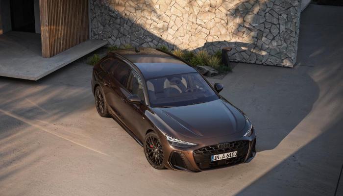 Der Audi A6 Avant von schräg oben fotografiert. Zu sehen sind die Fahrzeugfront, das charakteristisch abfallende Fahrzeugdach und die Beifahrerseite.
