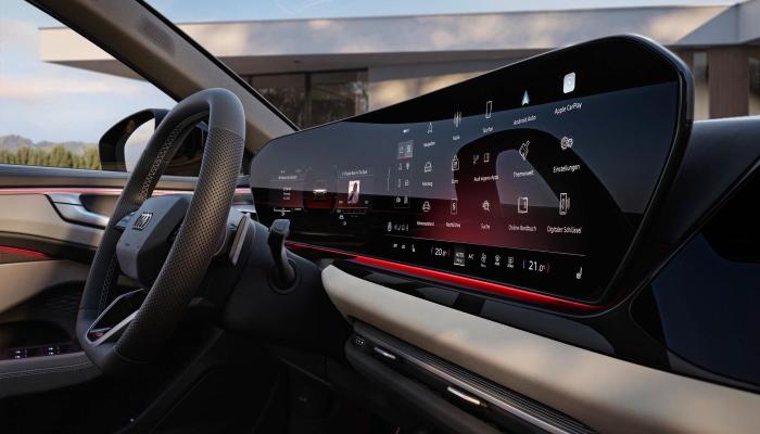 Blick von der Beifahrerseite auf das Cockpit des neuen Audi A6 Avant. Im  Fokus: das optionale Beifahrerdisplay.