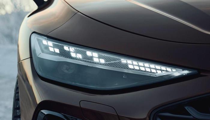 Der linke Frontscheinwerfer eines Audi A6 Avant. Deutlich zu erkennen: das Tagfahrlicht mit individueller Lichtsignatur (optional).