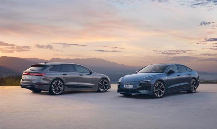 Ein Audi A6 Avant e-tron und ein Audi A6 Sportback e-tron im Licht eines malerischen Abendhimmels. Im Hintergrund zeichnet sich ein Gebirgszug ab.