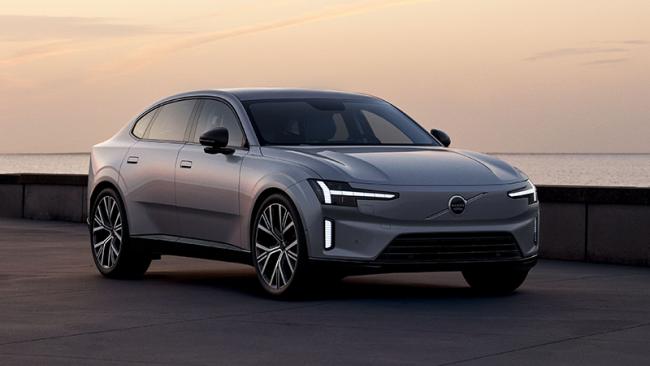 Volvo ES90 am Ufer bei Sonnenuntergang