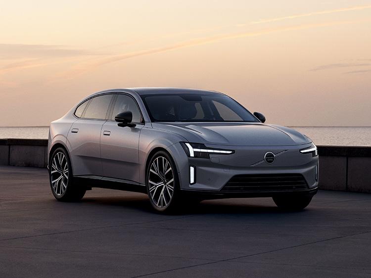 Volvo ES90 am Ufer bei Sonnenuntergang