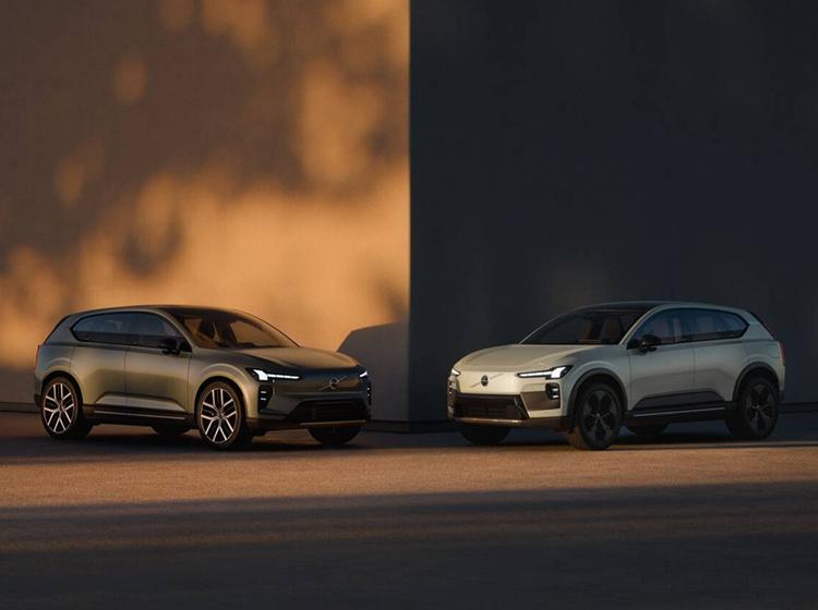 Volvo EX60 und EX60 Cross Country stehen sich gegenüber