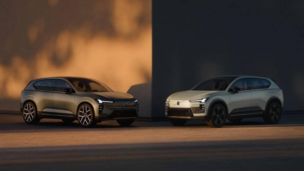 Volvo EX60 und EX60 Cross Country stehen sich gegenüber