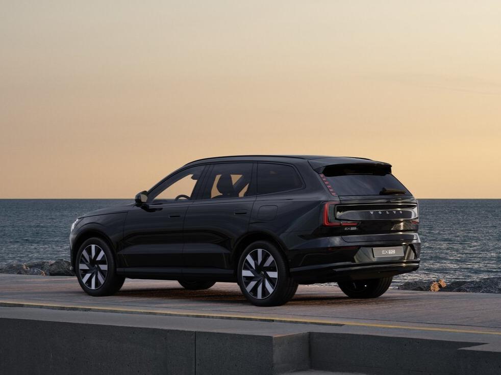 Volvo EX90 Executive Edition am Meer