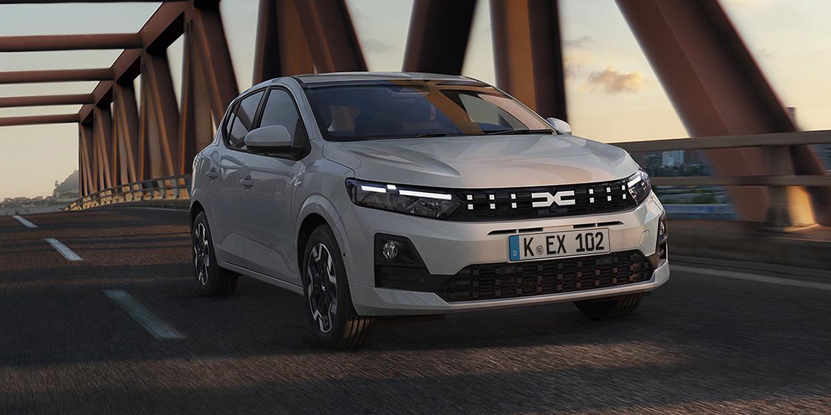 Weißer Sandero fährt über eine Brücke.