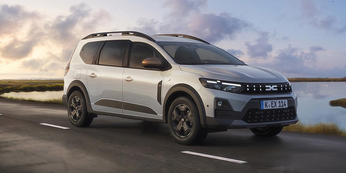 Weißer Jogger fährt auf einer Küstenstraße.