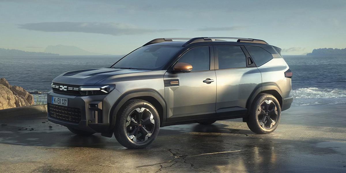 Blauer Bigster steht am Strand.