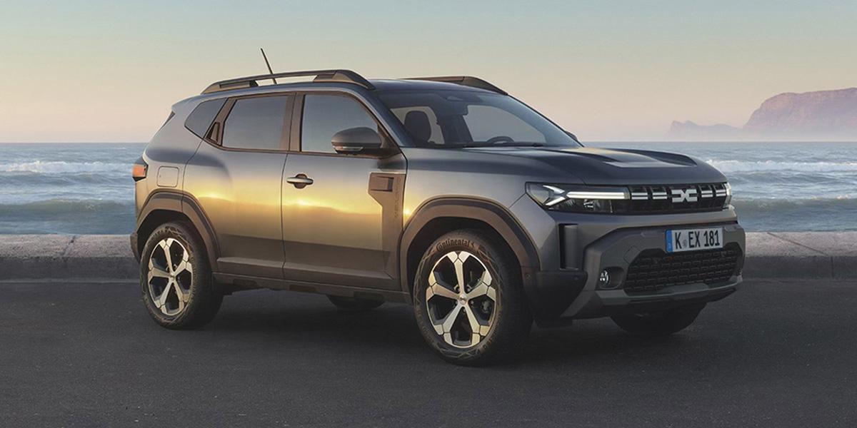 Grauer Duster steht am Strand.