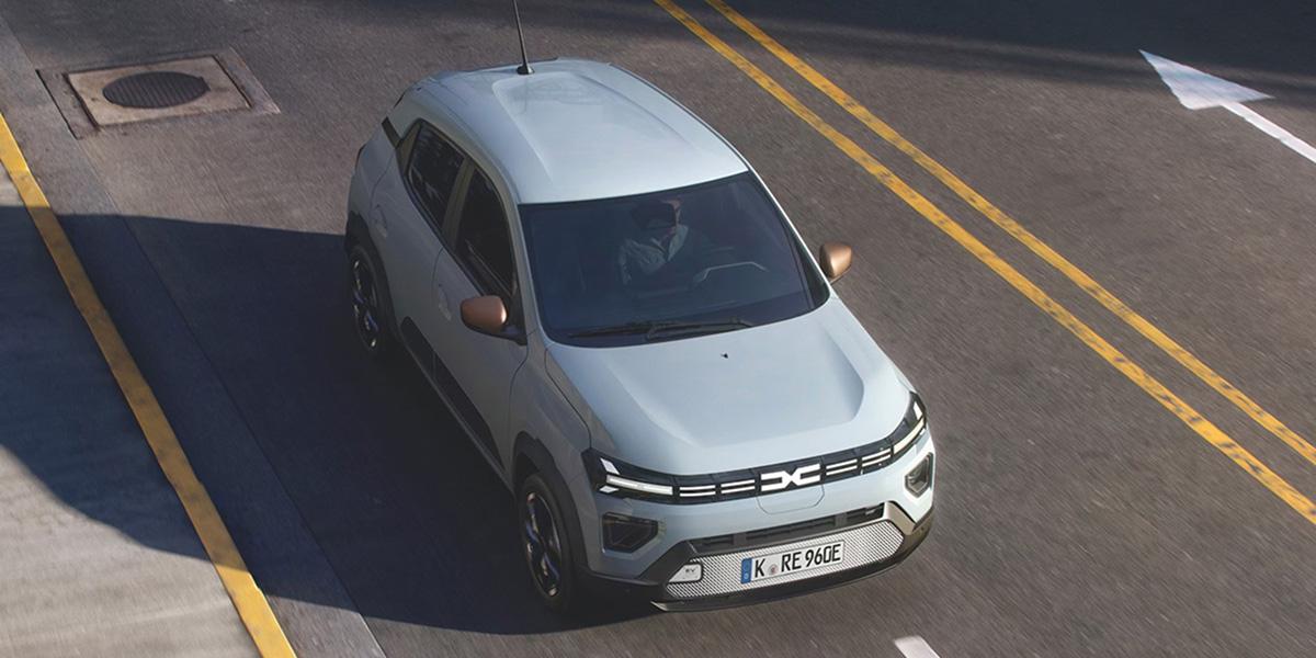 Blauer Spring fahrend auf der Straße.