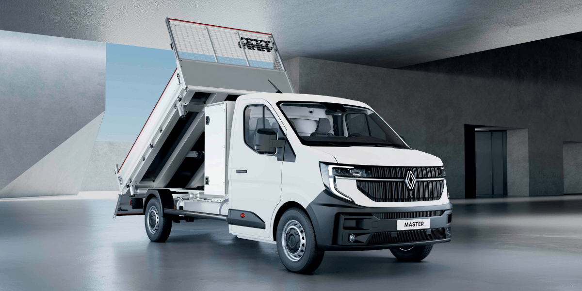 Bild zeigt weißen Renault Master Kipper in moderner Halle