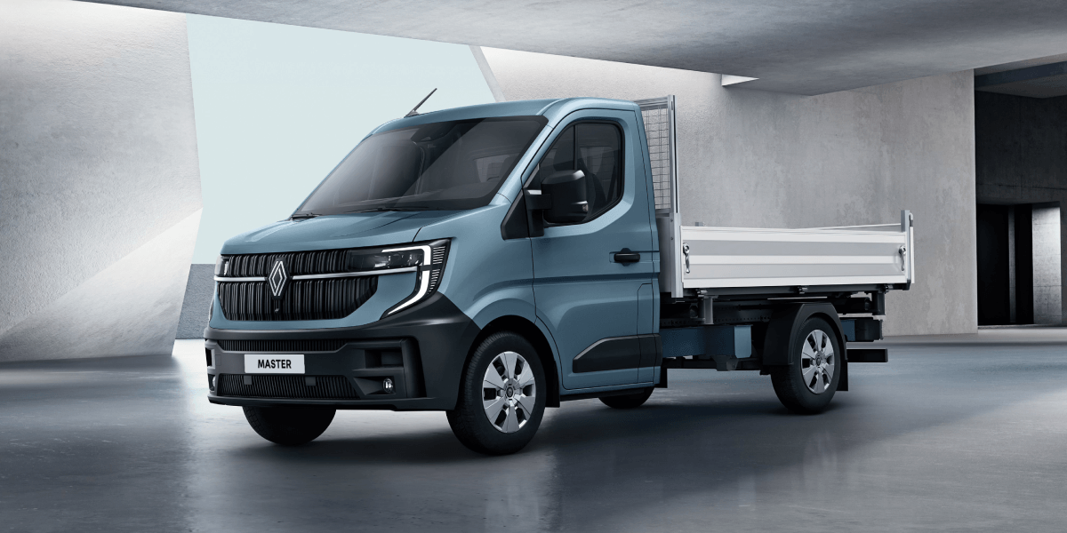 Bild zeigt blau-grüne Renault Master Pritsche in moderner Halle