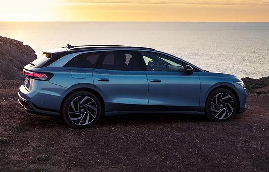 Der ID.7 Tourer parkt an einer Klippe