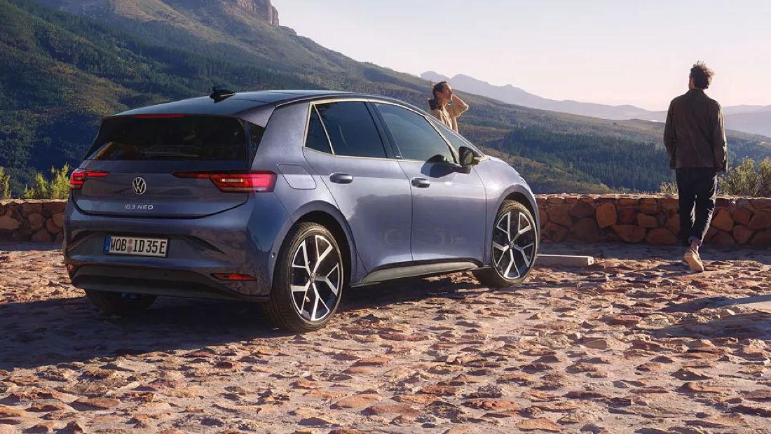 Der neue ID.3 Neo parkt an einem Aussichtspunkt