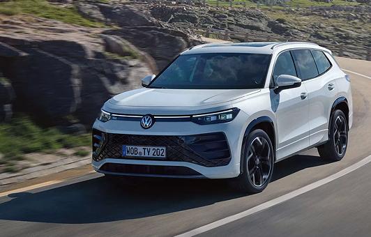 Der Tayron fährt auf einer Straße