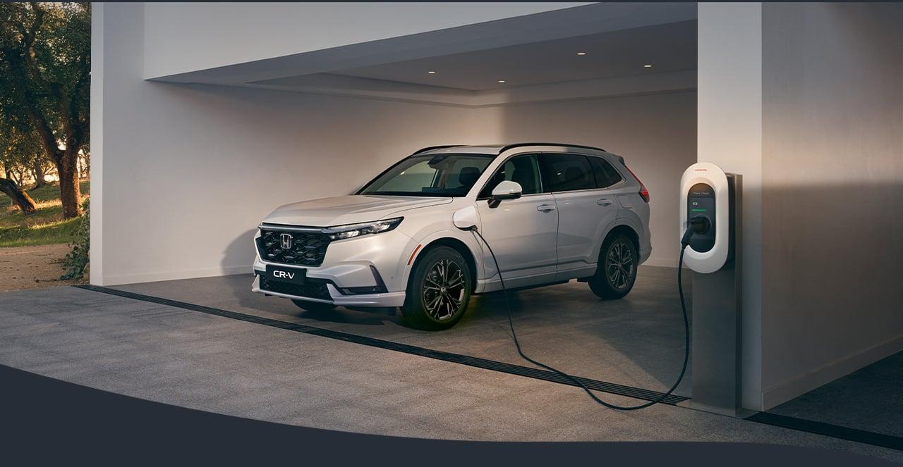 Honda CR-V e:PHEV Advance Tech – SUV an einer Ladestation