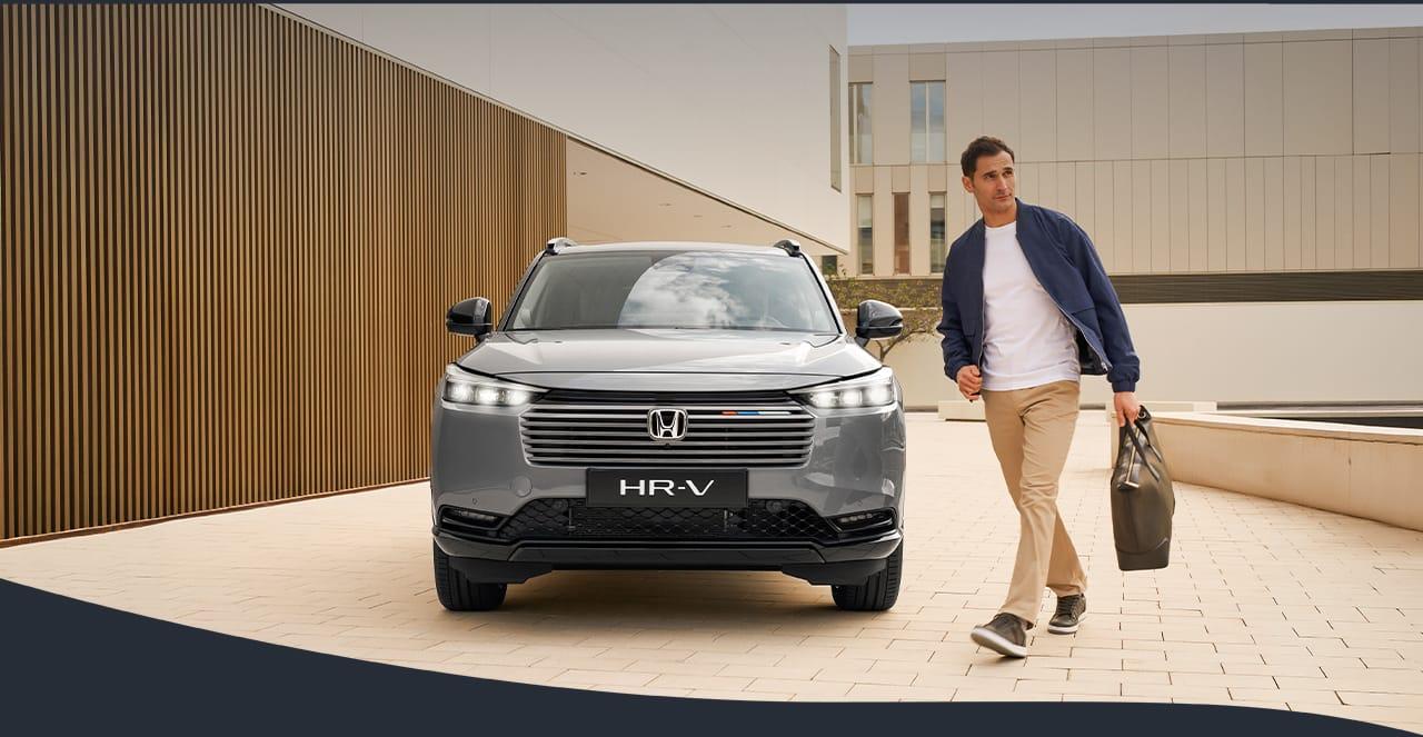 Honda HR-V e:HEV Elegance – Kompakt-SUV von vorne, eine Person steigt aus