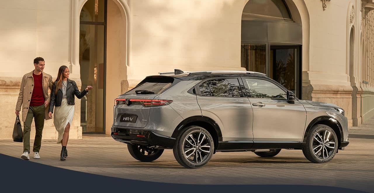 Honda HR-V – zwei Personen neben einem Fahrzeug vor einem modernen Gebäude
